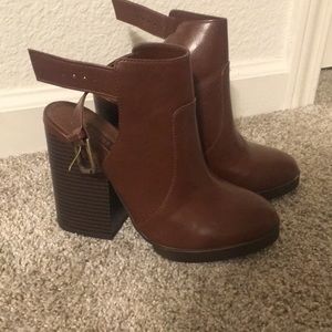 Brown heeled booty